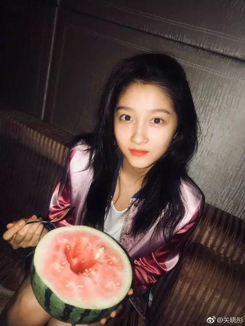 双人吃瓜拍照,双人吃瓜拍照，定格欢乐时光